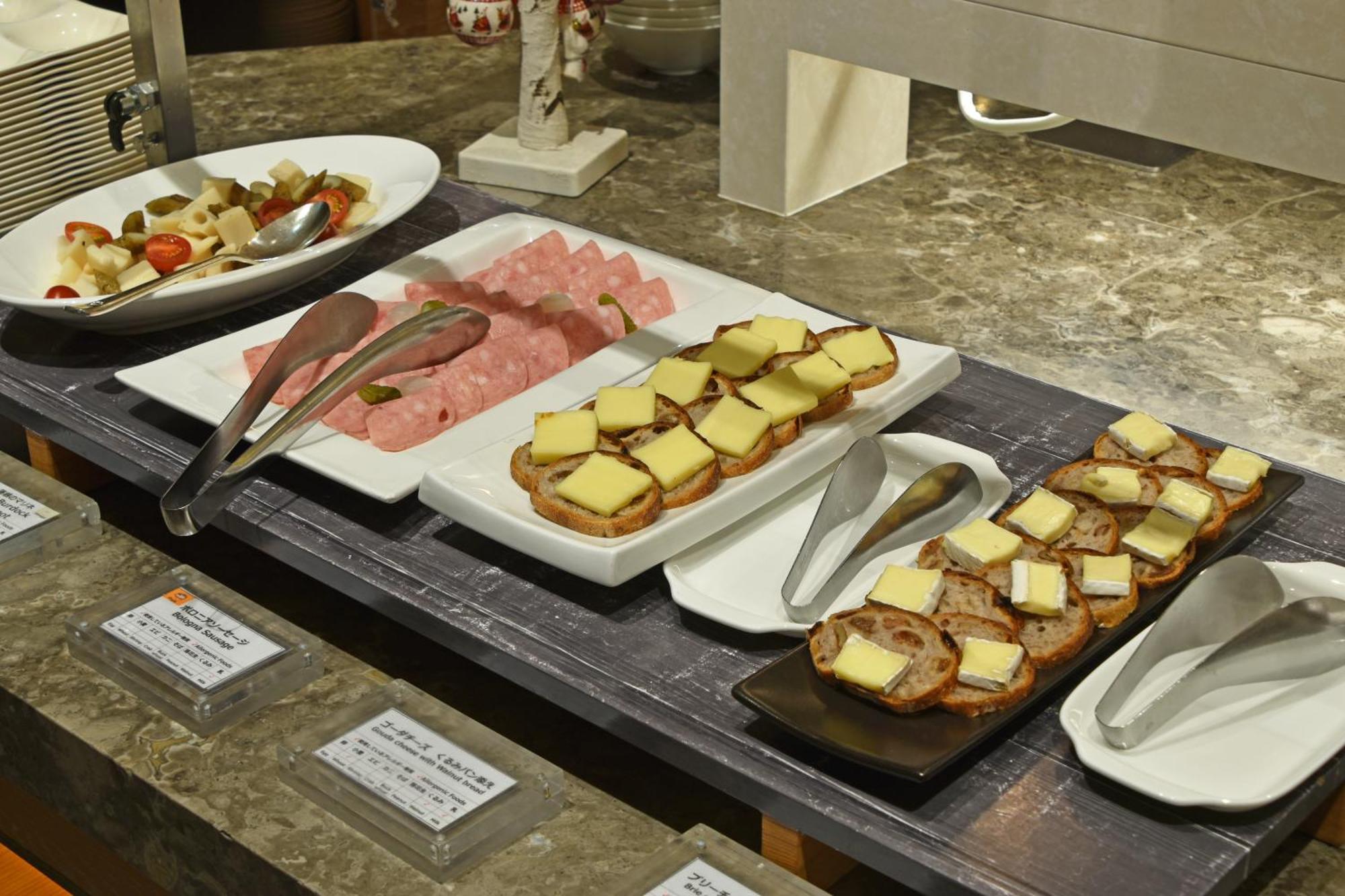Hotel Okura Fukuoka Фукуока Экстерьер фото A cheese platter