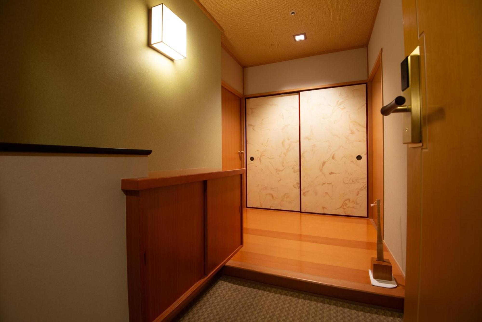 Hotel Okura Fukuoka Фукуока Экстерьер фото A small genkan